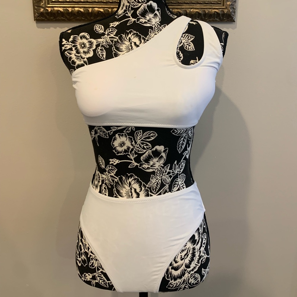 White 2piece bikini set one shoulder